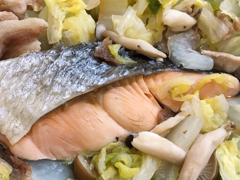鮭と白菜と豚肉のフライパン蒸し